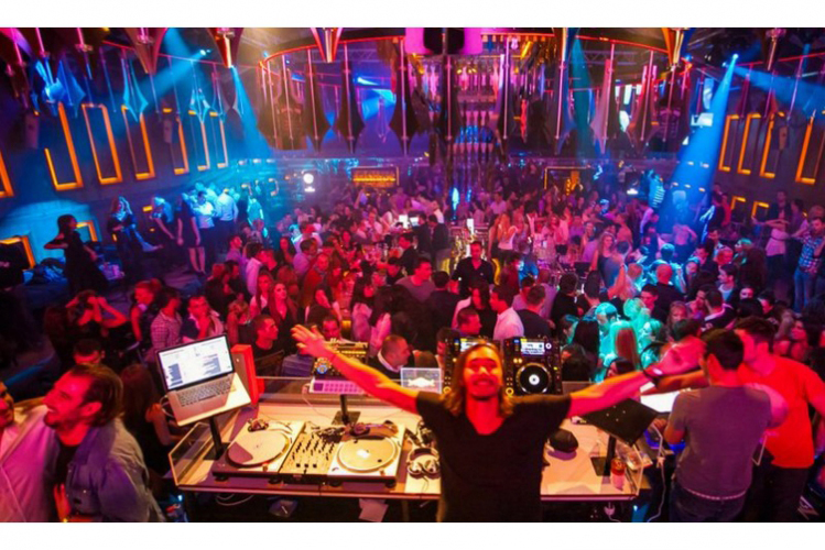 Despedida de soltero en Bucarest Crazy Voyages Discoteca Botellas