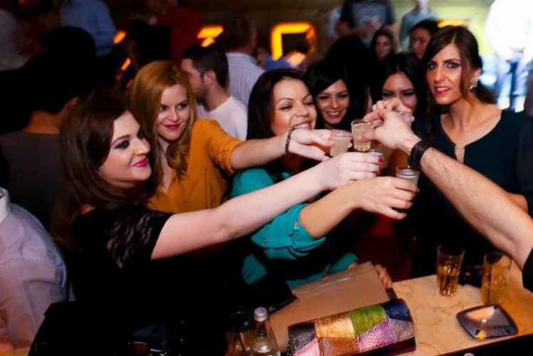 Tournée des bars Bucarest enterrement de vie de garçon Crazy EVG