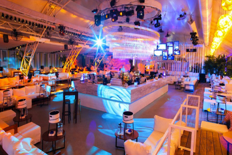 Despedida de soltero en Bucarest Crazy Voyages Discoteca Botellas