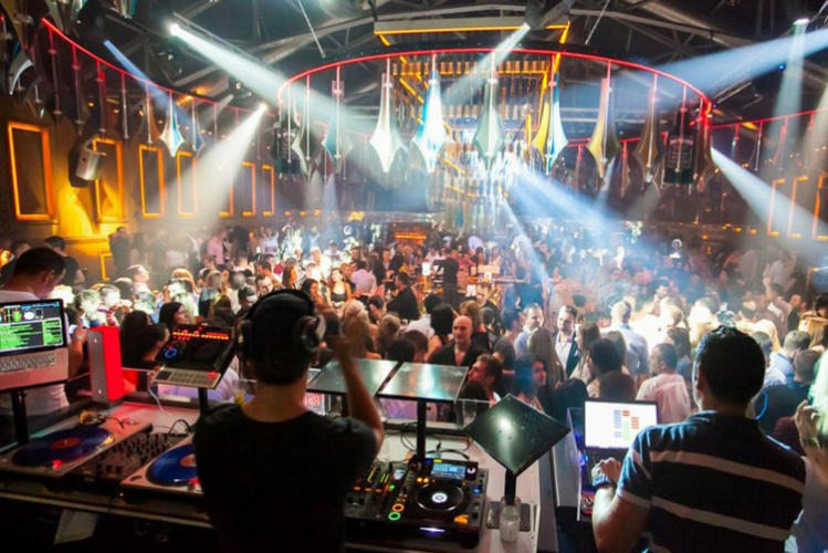 Despedida de soltero en Bucarest Crazy Voyages Discoteca Botellas