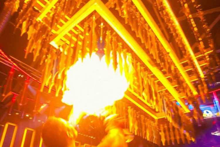 Despedida de soltero en Bucarest Crazy Voyages Discoteca Botellas