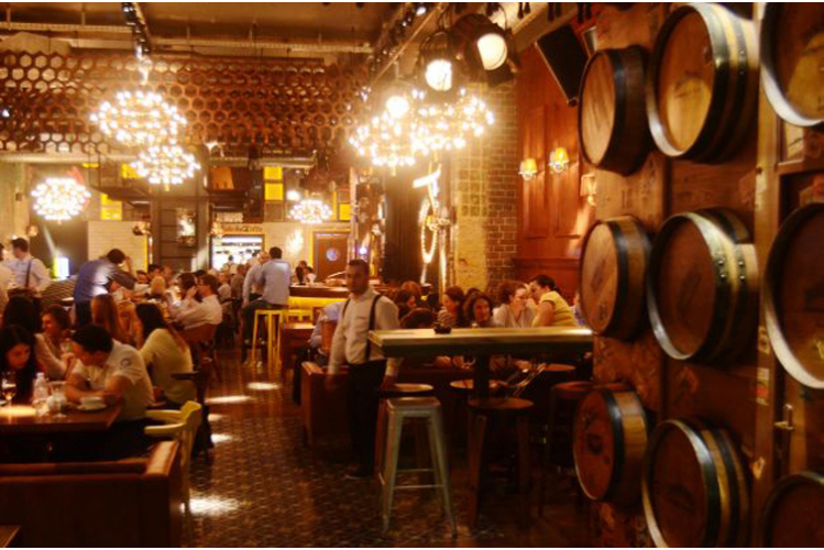 Tournée des bars Bucarest enterrement de vie de garçon Crazy EVG