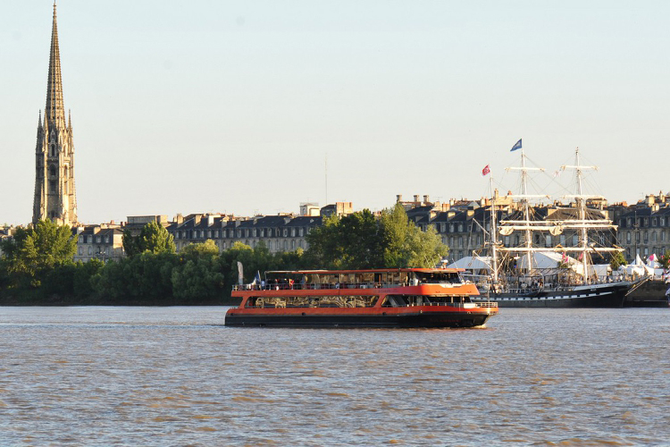 Enterrement de Vie de Garçon Bordeaux Crazy EVG Diner croisière